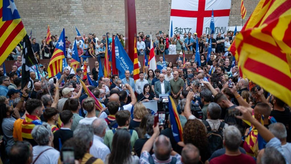 La alcaldesa de Ripoll y diputada de Aliança Catalana (AC), Sílvia Orriols, en el Fossar de les Moreres, en Barcelona, en una ofrenda floral previa a la Diada.