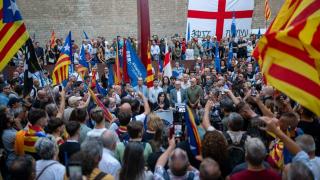 La alcaldesa de Ripoll y diputada de Aliança Catalana (AC), Sílvia Orriols, en el Fossar de les Moreres, en Barcelona, en una ofrenda floral previa a la Diada.