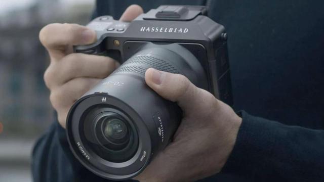 Hombre con una cámara digital en sus manos