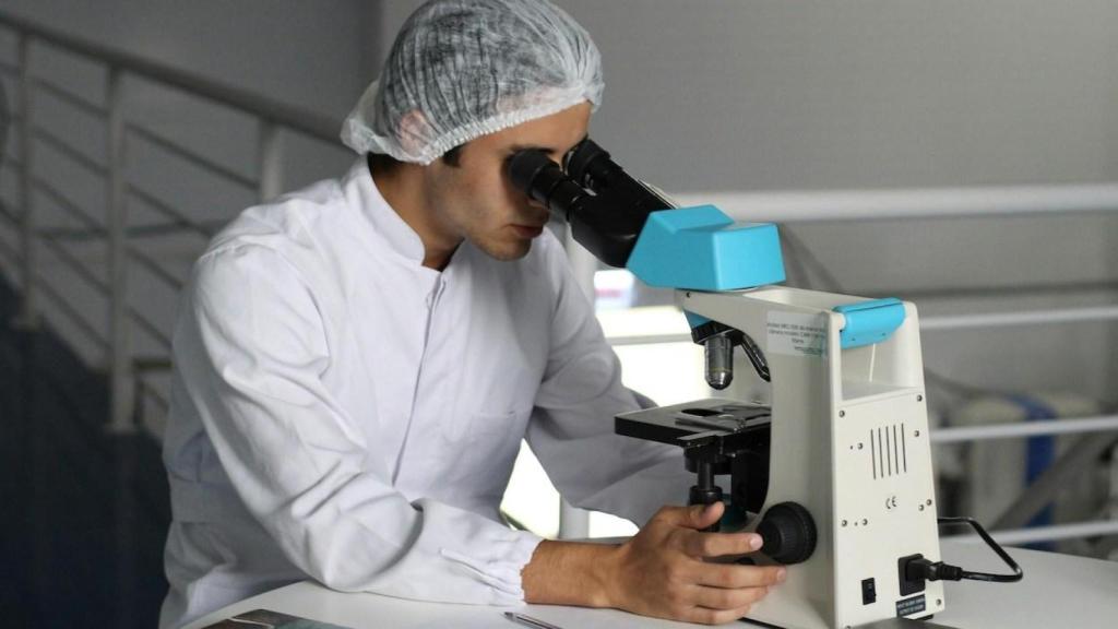 Profesional de Salud con un microscopio