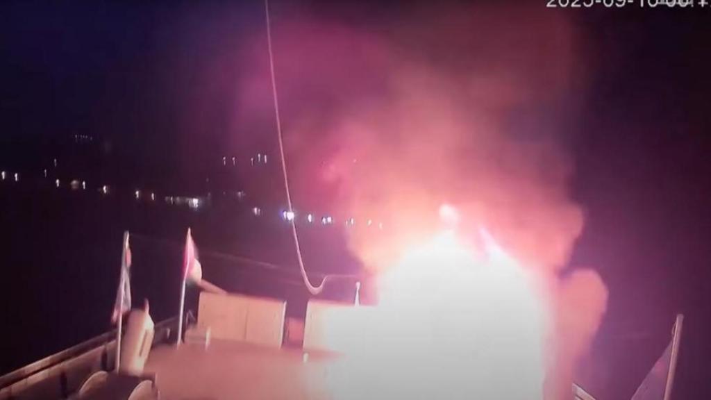 Captura del vídeo en el que se muestra el ataque con dron que recibió el barco 'Alma', parte de la Flotilla que va camino a Gaza