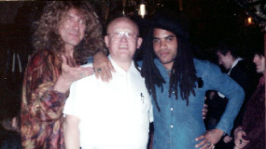 Lenny Kravitz con el personal del restaurante