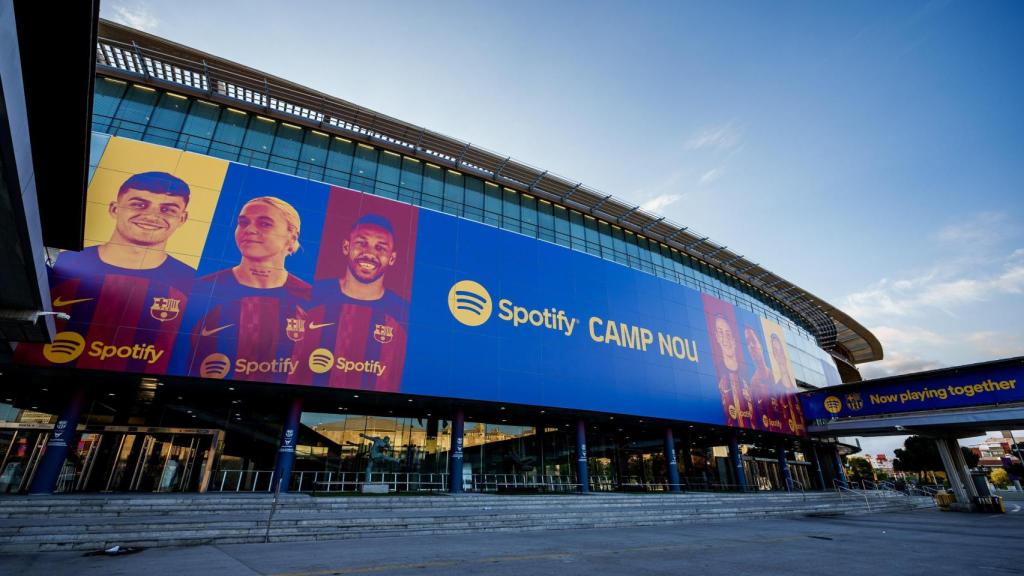La façana del Camp Nou abans de les obres, amb el patrocini de Spotify