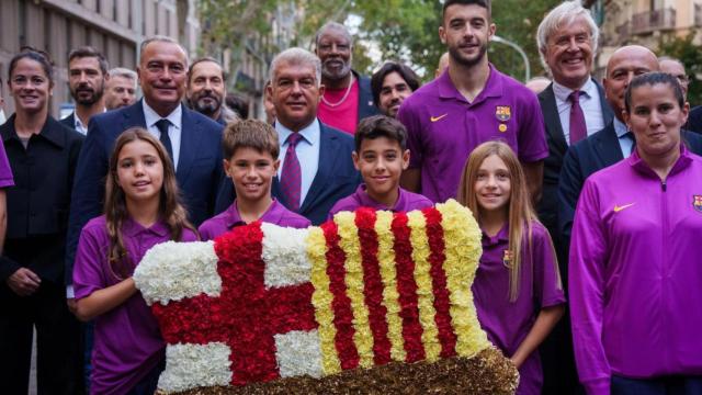Marta Torrejón, Rafa Yuste, Joan Laporta, Joan García, Josep Cubells y otros representantes del Barça, en la ofrenda floral por la Diada Nacional de Catalunya