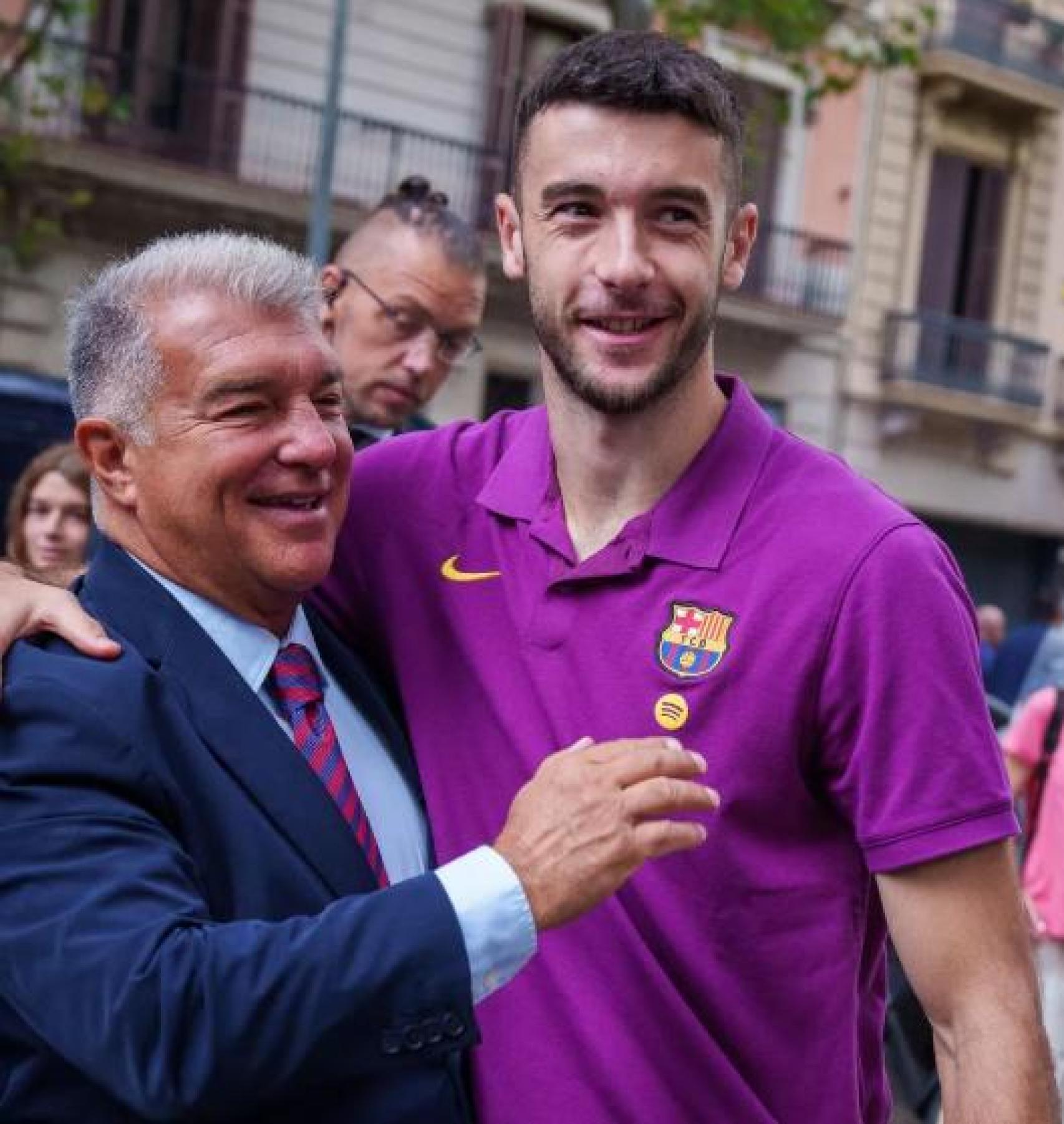 Joan Laporta y Joan García se saludan efusivamente en la ofrenda floral del Barça por la Diada Nacional de Catalunya