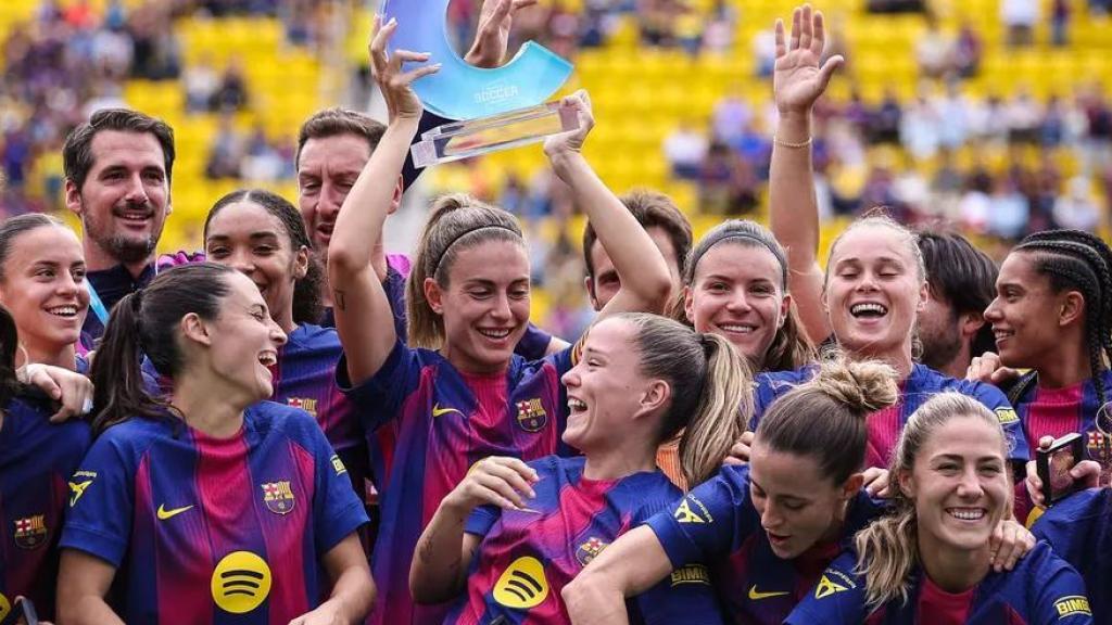 Las jugadoras del Barça Femenino levantan el trofeo que las acredita como campeonas de un partido amistoso contra el Club América en México