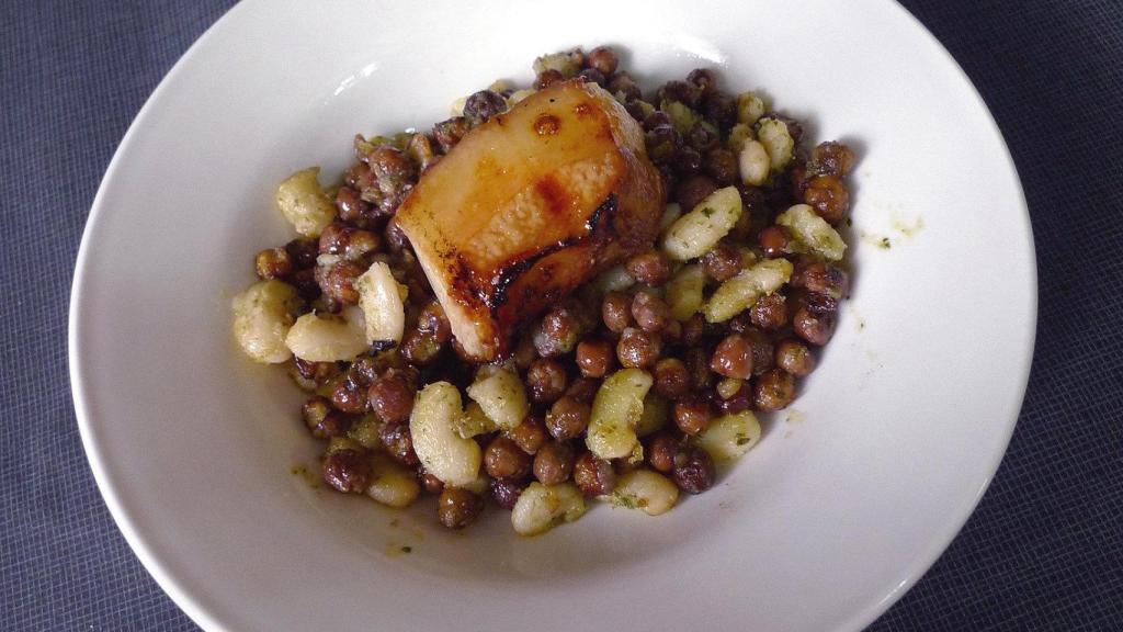 Los guisantes negros del Berguedà y las judías de Santa Pau llegaron salteados con ajo y perejil / Flickr