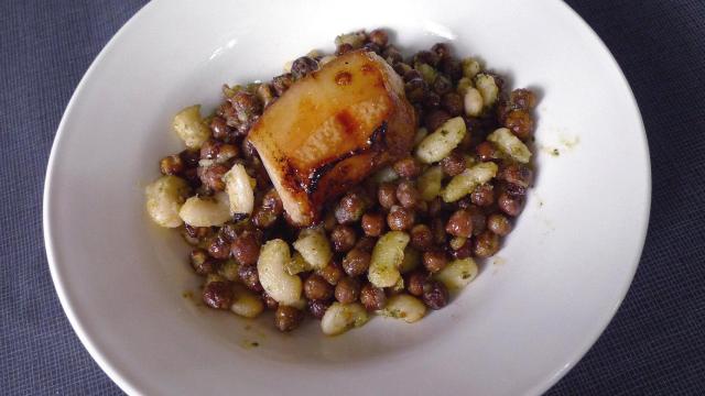 Los guisantes negros del Berguedà y las judías de Santa Pau llegaron salteados con ajo y perejil / Flickr