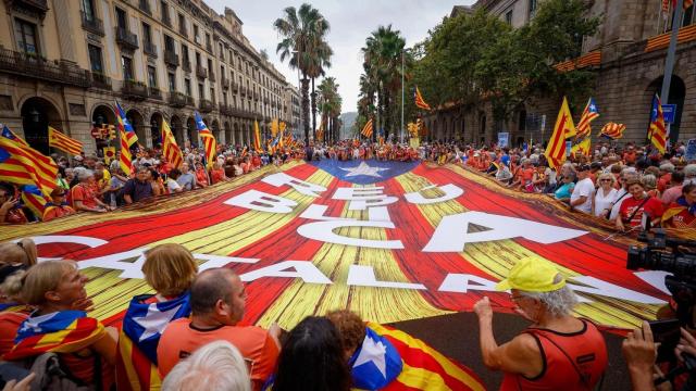 Despliegue de una estelada en la concentración organizada por la ANC por la Diada / EP