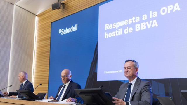 De dcha. a izq., César González-Bueno, consejero delegado del Sabadell; Josep Oliu, presidente; y Sergi Palavecino, director financiero / BANCO SABADELL