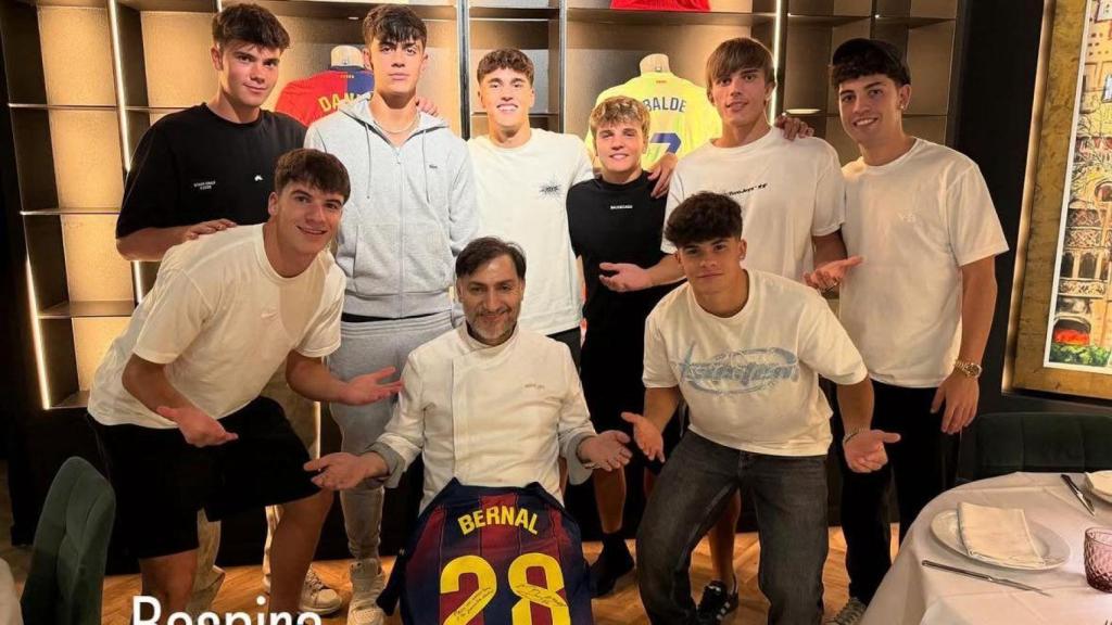 Marc Bernal, Pau Cubarsí, Jofre Torrents, Amdrés Cuenca i altres jugadors del Barça B al restaurant Gaudim amb Semi