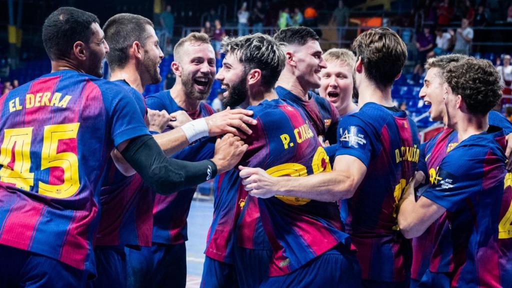 Los jugadores del Barça de balonmano celebran una victoria en el estreno de la Champions League 2025-26
