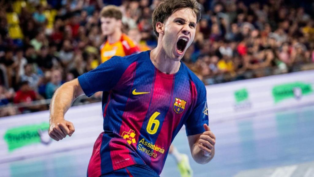 Dani Fernández celebra un gol con el Barça de balonmano