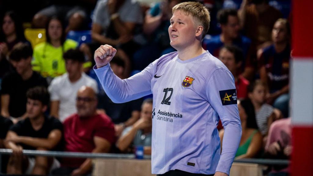 Emil Nielsen celebra una parada con el Barça de balonmano en la Champions League