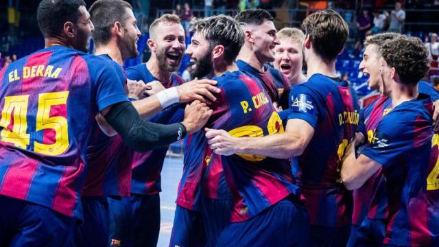 Los jugadores del Barça de balonmano celebran una victoria en el estreno de la Champions League 2025-26