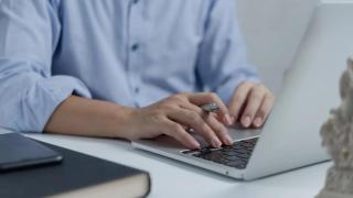 Un trabajador con su ordenador: las soluciones tecnológicas de Telefónica permiten que las operaciones de red sean luidas y ágiles