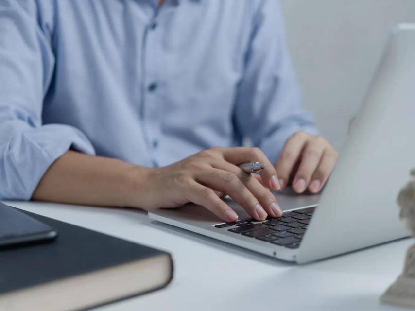 Un trabajador con su ordenador: las soluciones tecnológicas de Telefónica permiten que las operaciones de red sean fluidas