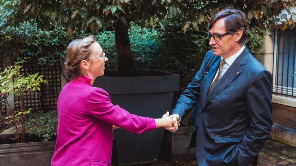 El 'president' de la Generalitat, Salvador Illa, saluda a la delegada del Govern en Francia, Eva Doya