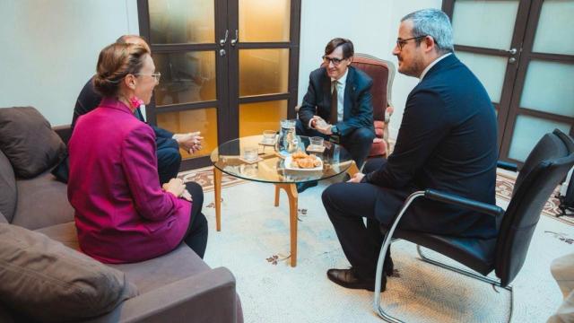 Salvador Illa (centro) conversa con la delegada del Govern en París, Eva Doya (izquierda), el embajador del Gobierno en Francia, Victorio Redondo (detrás), y el jefe de su propio gabinete, Eduard Rivas (derecha)