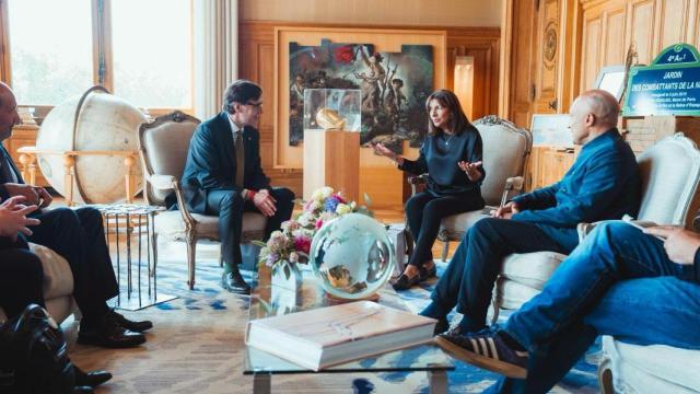 Reunión de Salvador Illa, presidente de la Generalitat, y Anne Hidalgo, alcaldesa de París, en el ayuntamiento de la capital francesa