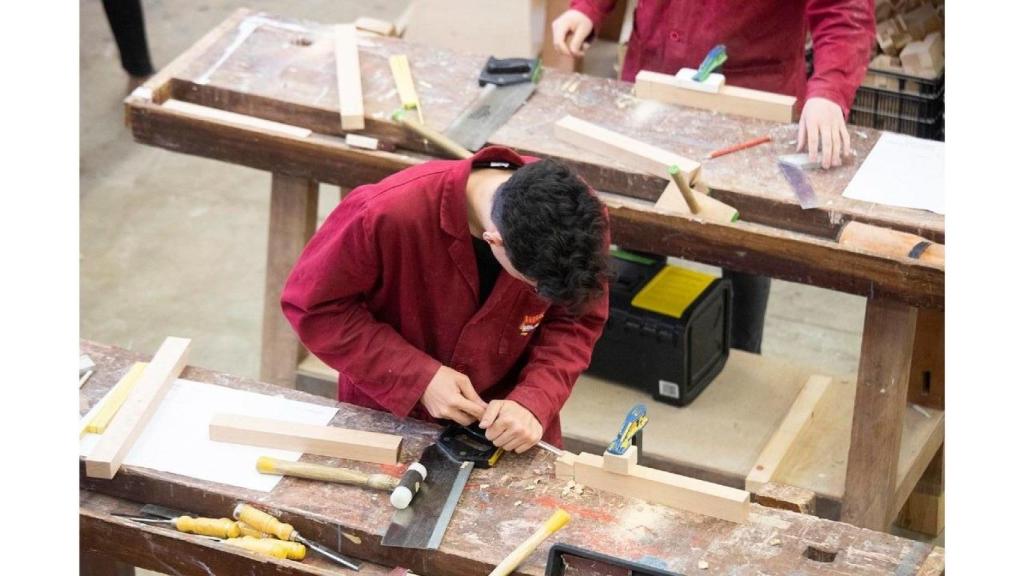 Un joven en un aula de Formación Profesional