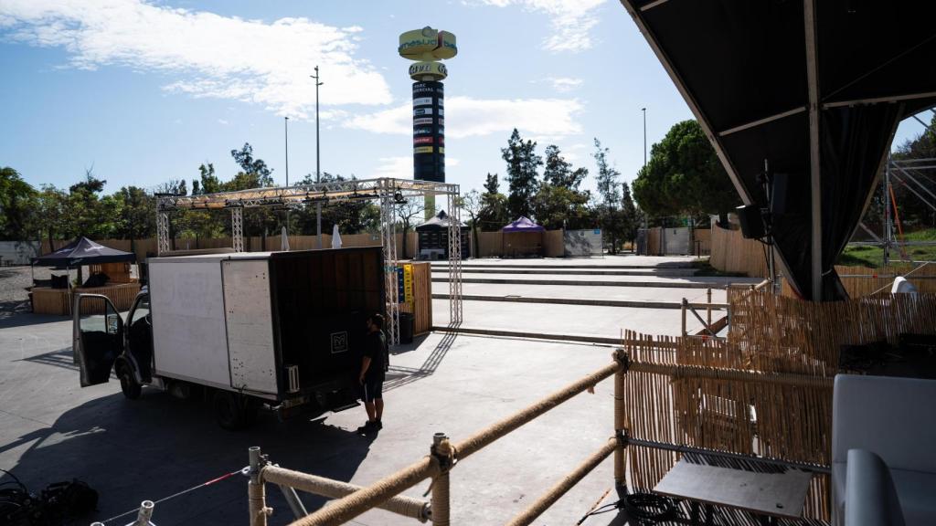 Vistes del centre comercial Barnasud des de l'escenari del Brisa Open Air de Gavà