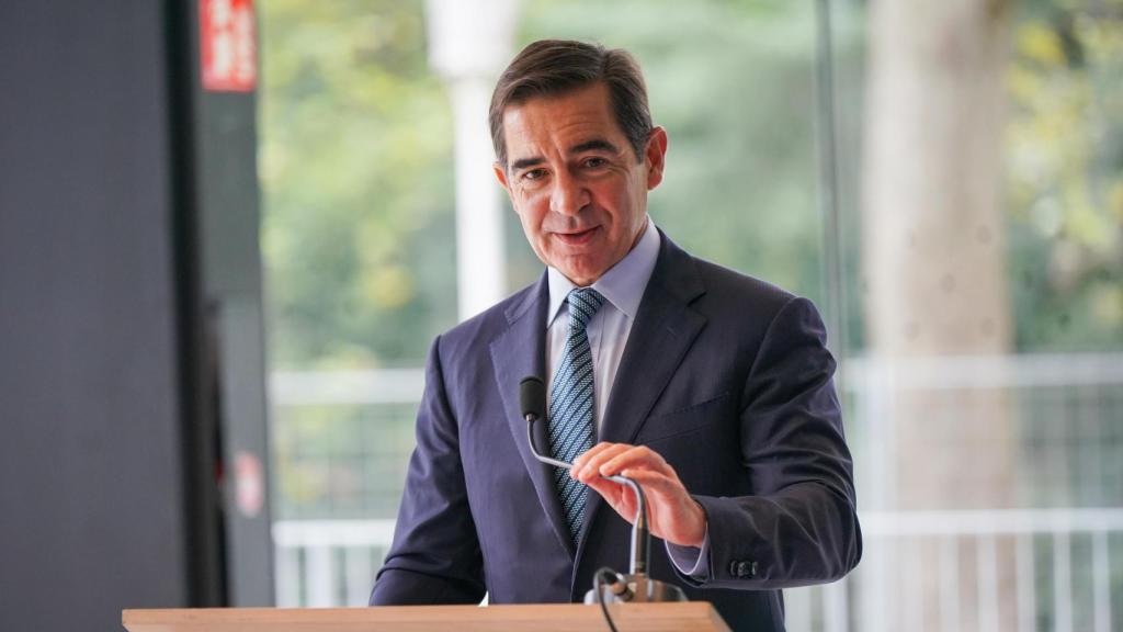 El presidente del BBVA, Carlos Torres Vila, interviene durante la presentación del regreso a Bilbao de la escultura monumental de Eduardo Chillida