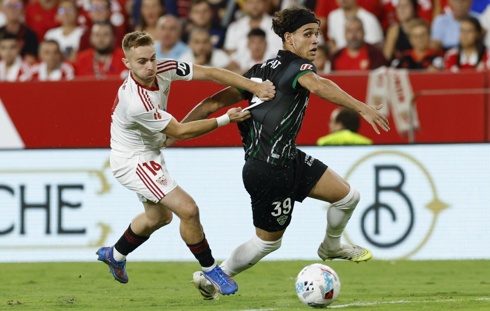 Héctor Fort en el seu debut com a jugador de l'Elx, davant del Sevilla