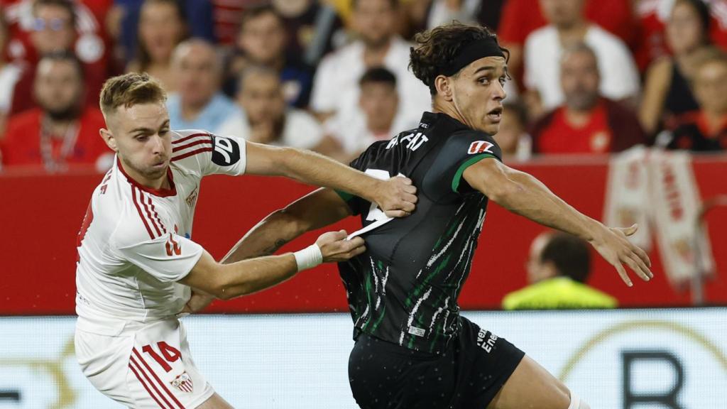 Héctor Fort en el seu debut com a jugador de l’Elx, davant el Sevilla