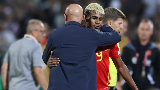 Luis de la Fuente abraza a Lamine Yamal
