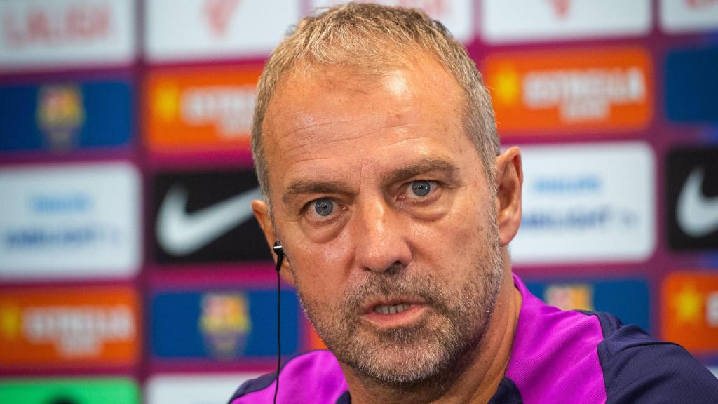 Hansi Flick atiende a los medios de comunicación en rueda de prensa