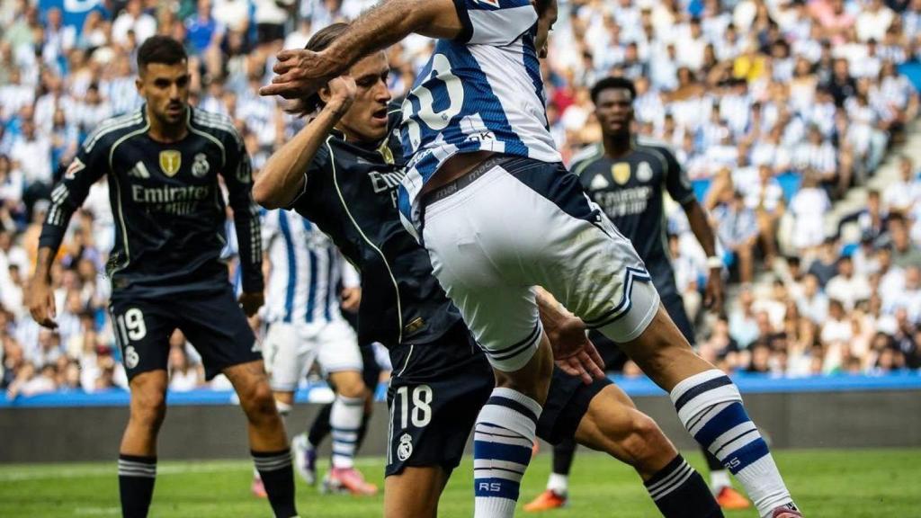 Mikel Oyarzabal regatea a Álvaro Carreras en el encuentro de ida entre la Real Sociedad y el Real Madrid de la Liga 2025-26