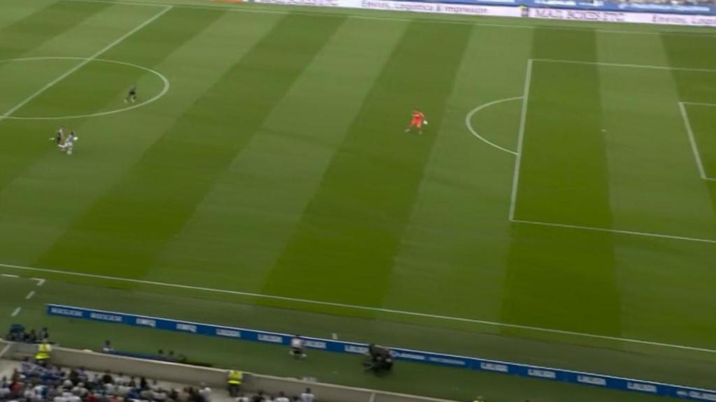 El agarrón de Dean Huijsen a Mikel Oyarzabal que le costó la roja al madridista