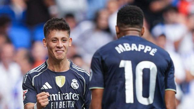 Arda Güler y Kylian Mbappé celebran el 0 a 2 del Real Madrid contra la Real Sociedad en el Reale Arena