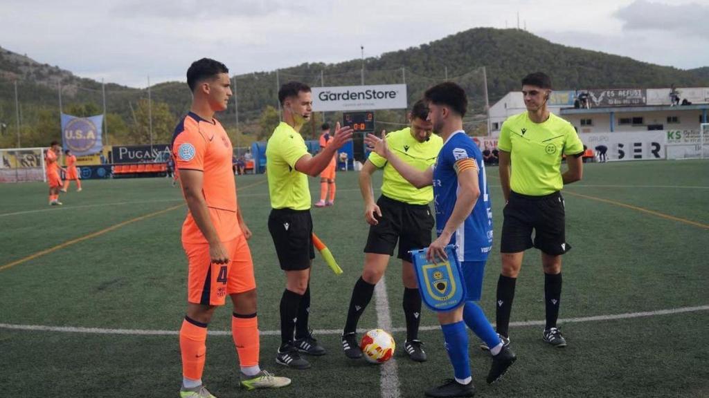 El capitán del Barça B, Álvaro Cortés, saluda al del Andratx, Miquel Llabrés