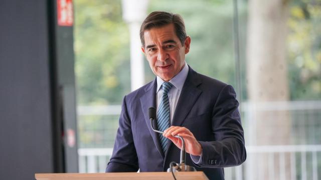 El presidente del BBVA, Carlos Torres Vila, interviene durante la presentación del regreso a Bilbao de la escultura monumental de Eduardo Chillida
