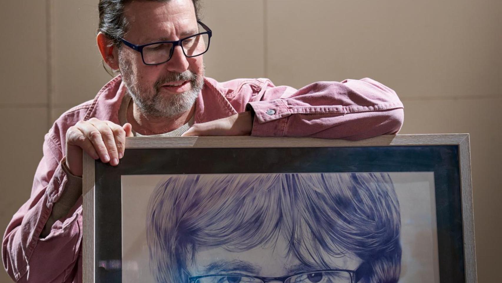 Jordi Magrià, Bicman, muestra el retrato a bolígrafo que le hizo a Carles Puigdemont
