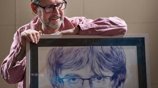 Jordi Magrià, Bicman, muestra el retrato a bolígrafo que le hizo a Carles Puigdemont