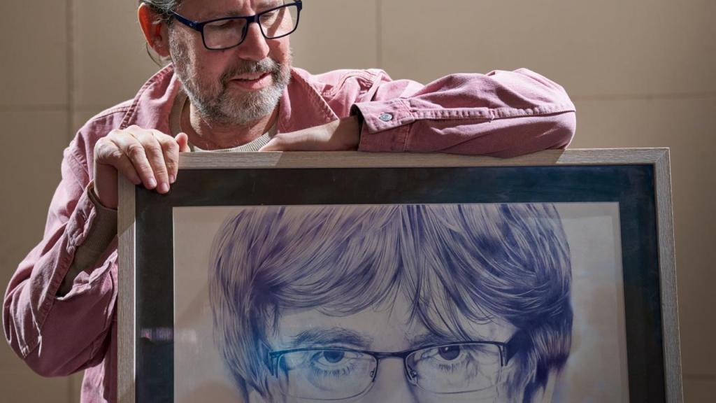 Jordi Magrià, Bicman, muestra el retrato a bolígrafo que le hizo a Carles Puigdemont