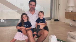 Pau Gasol juntos a sus hijos en su hogar / @catgasol