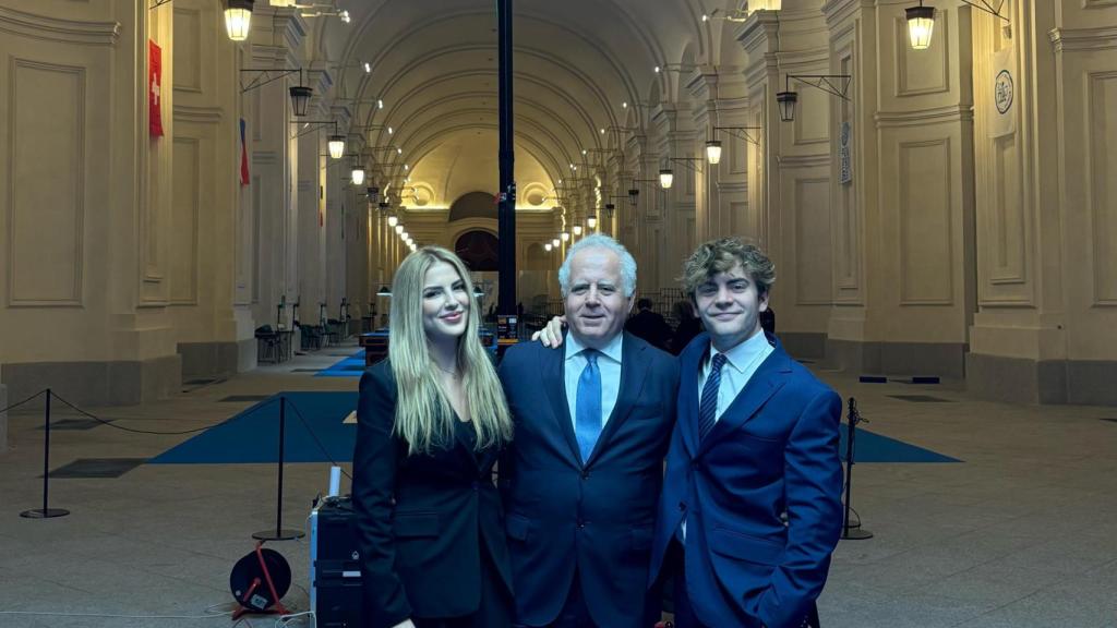 Carlos Gorina junto a sus hijos Ariadna y Lluís