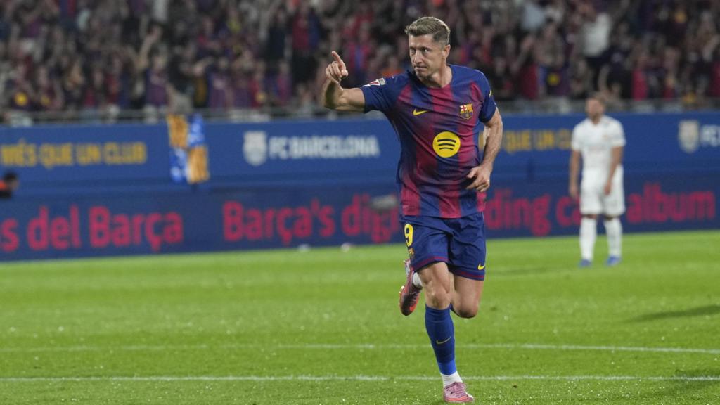 Robert Lewandowski celebra su gol ante el Valencia en el Johan Cruyff
