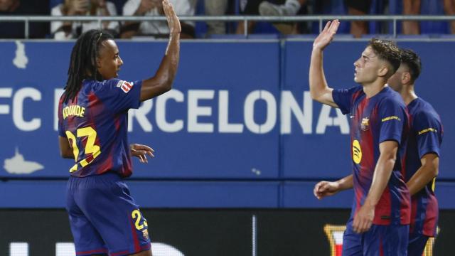 Jules Koundé y Fermín López celebran el gol del mediapunta ante el Valencia