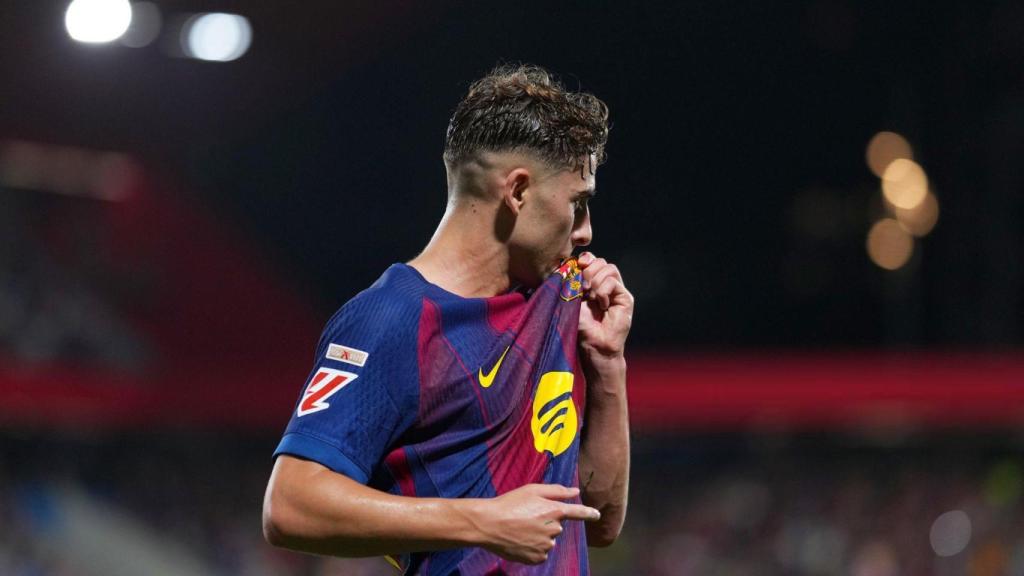 Fermín López besa el escudo del Barça después de su gol ante el Valencia