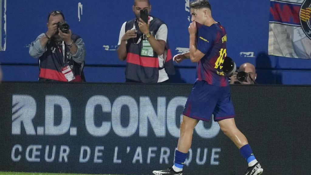 Fermín López se besa el escudo del Barça tras su gol ante el Valencia