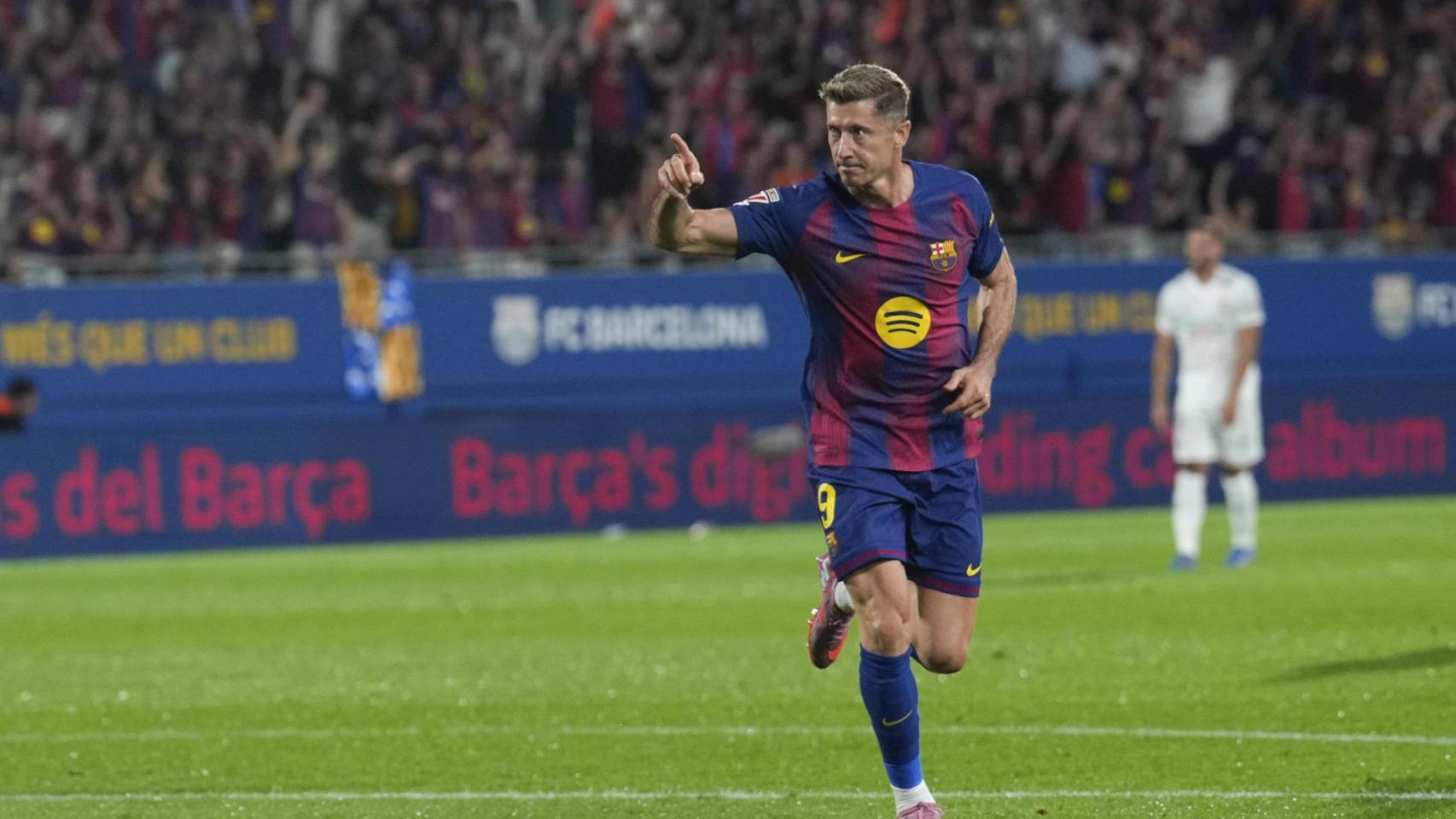 Robert Lewandowski celebra su gol ante el Valencia en el Johan Cruyff