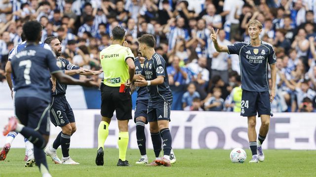 Gil Manzano expulsa a Huijsen durante el Real Sociedad-Real Madrid