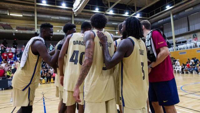 El Barça de basket celebra la victora contra el Girona en un amistoso