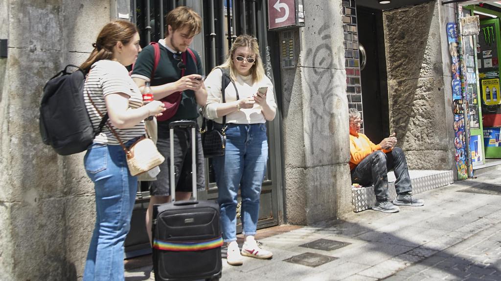 Turistes a l'entrada d'un lloguer vacacional