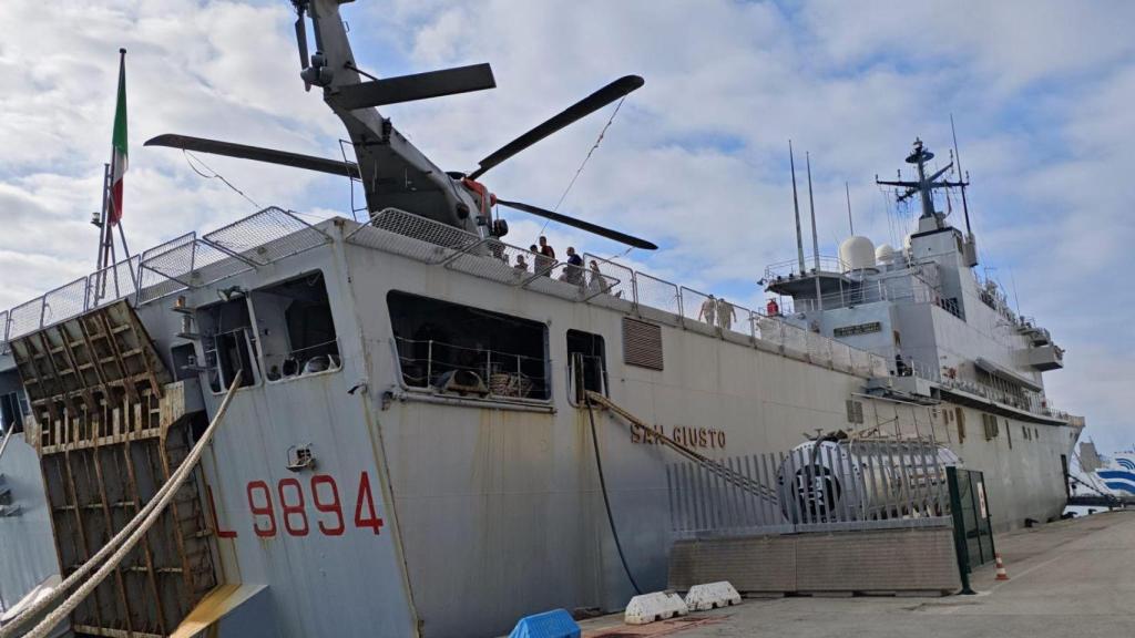 Buque de guerra italiano en el Puerto de Barcelona